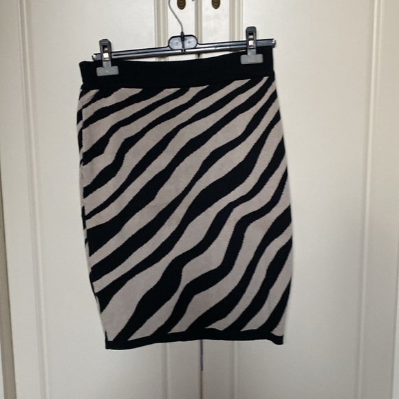 THE ONE CLOTHING MIDI SKIRT SIZE XL. - Picture 2 of 10